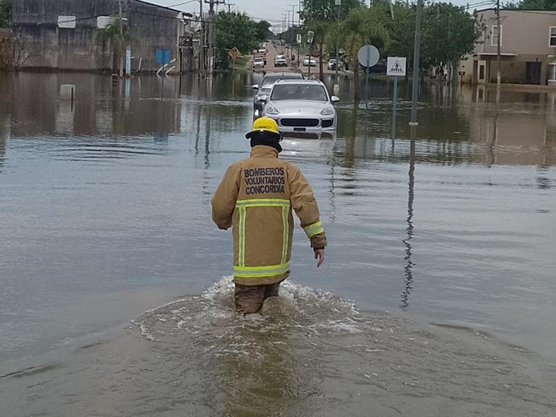 Bomberos de Concordia rescataron a hombre mayor tras quedar varado por la creciente