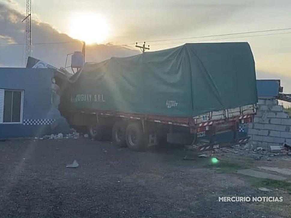 Camión embistió una garita policial: chofer muerto y un policía herido