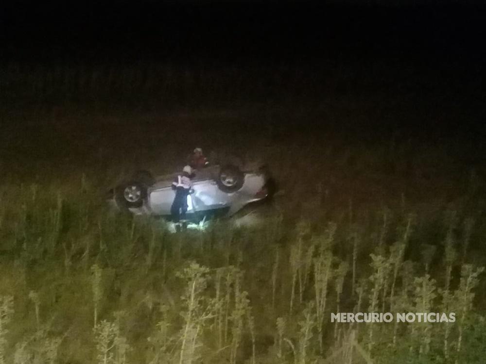 Un automóvil volcó en la ruta 130