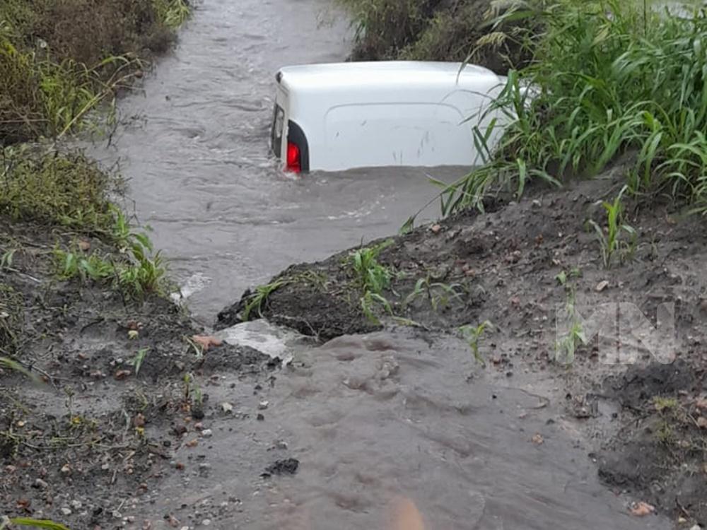 Impactante despiste de un utilitario en ruta 18: quedó debajo de una alcantarilla