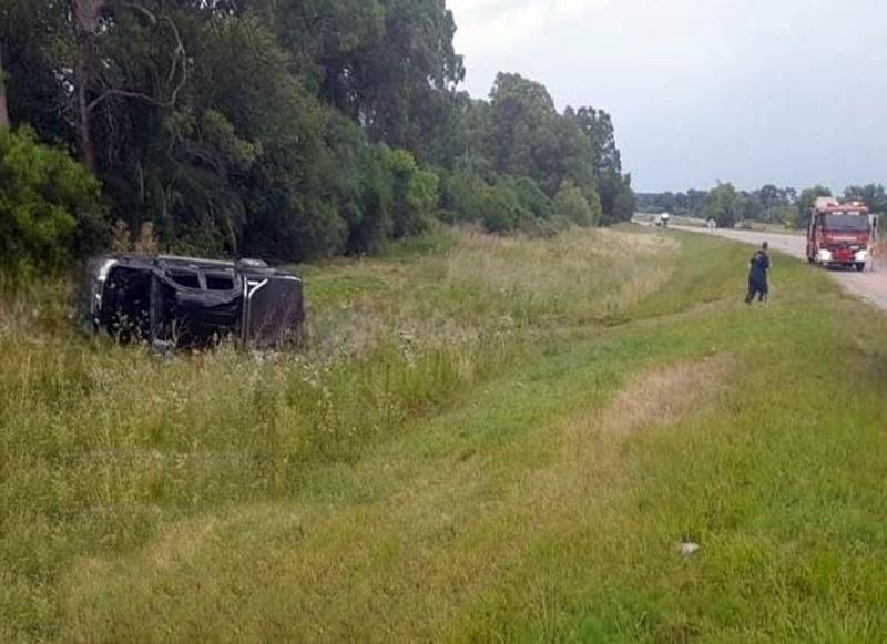 Una camioneta despistó y volcó en la autovía 14