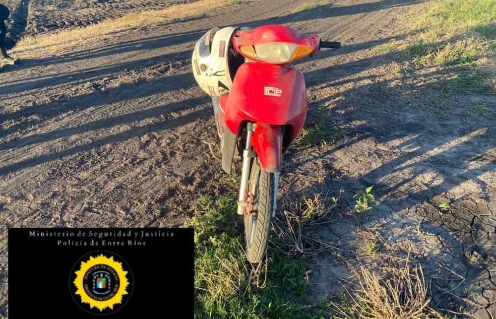 Un joven sufrió lesiones gravísimas al caer de su moto en un camino de la zona rural