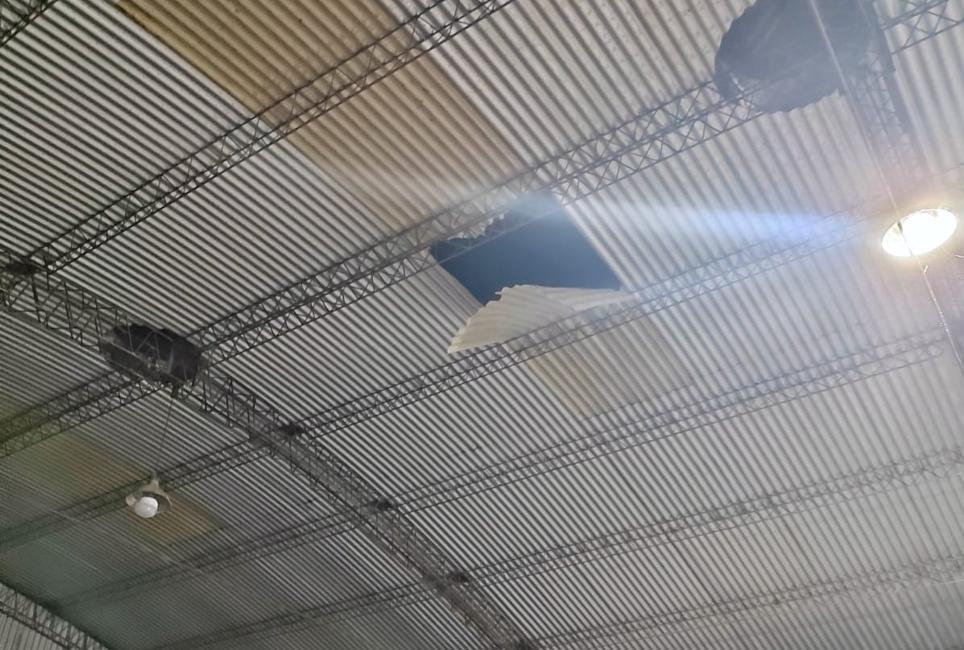 Un hombre falleció cuando cedió una chapa de un galpón y cayó al vacío