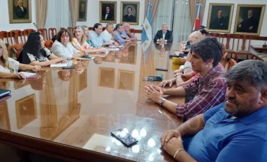 Estatales y docentes recibirán un aumento salarial del 18% y una suma fija