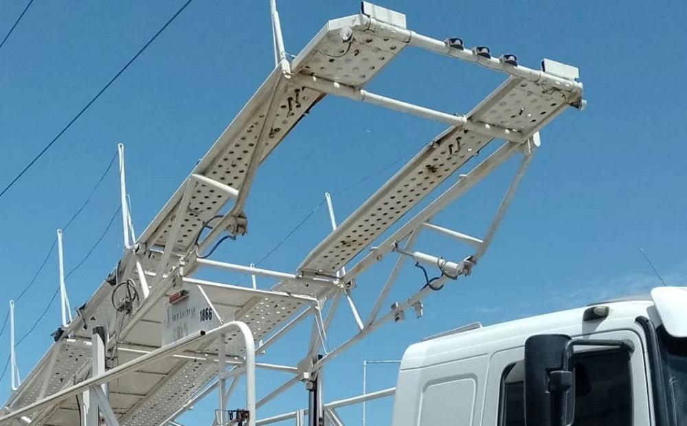 Bomberos confirmaron que el camionero falleció al recibir una descarga eléctrica