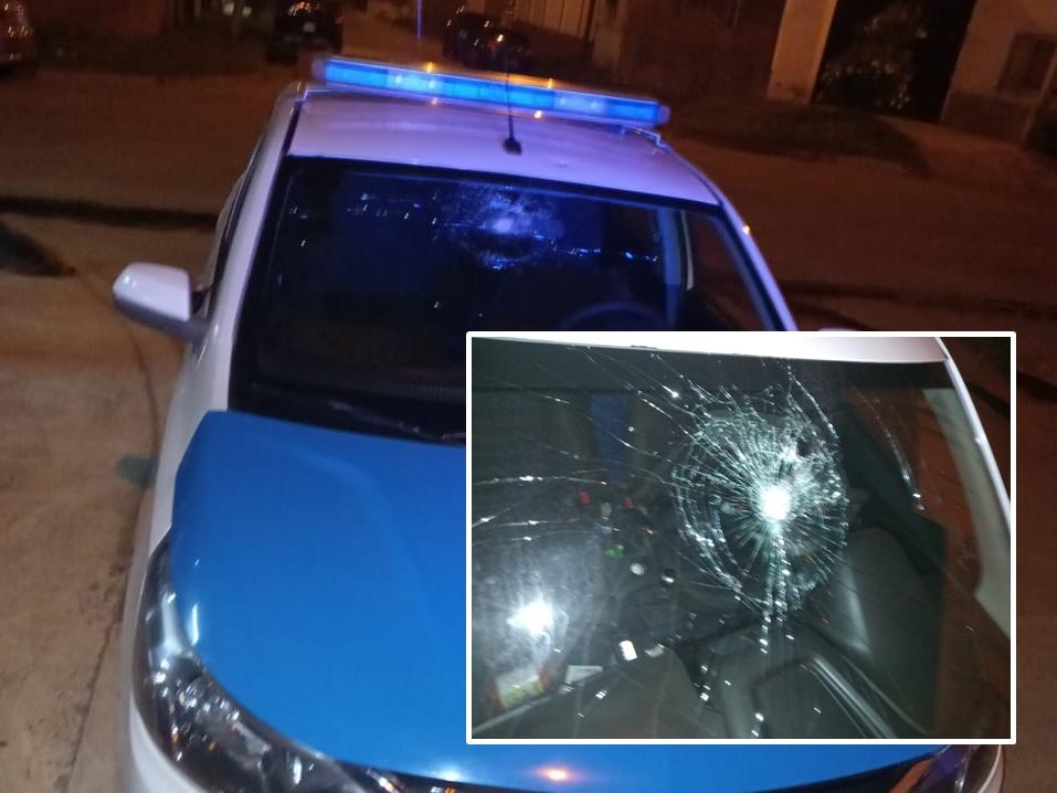Cascoteó a la policía y fue detenido