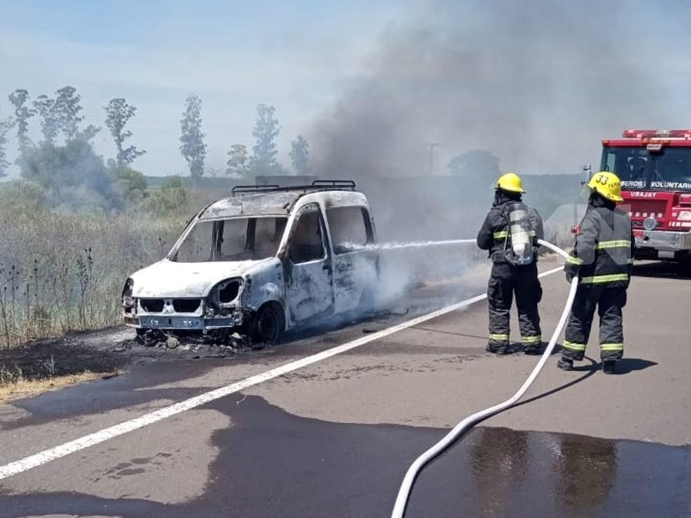 Un utilitario ardió en la autovía 14