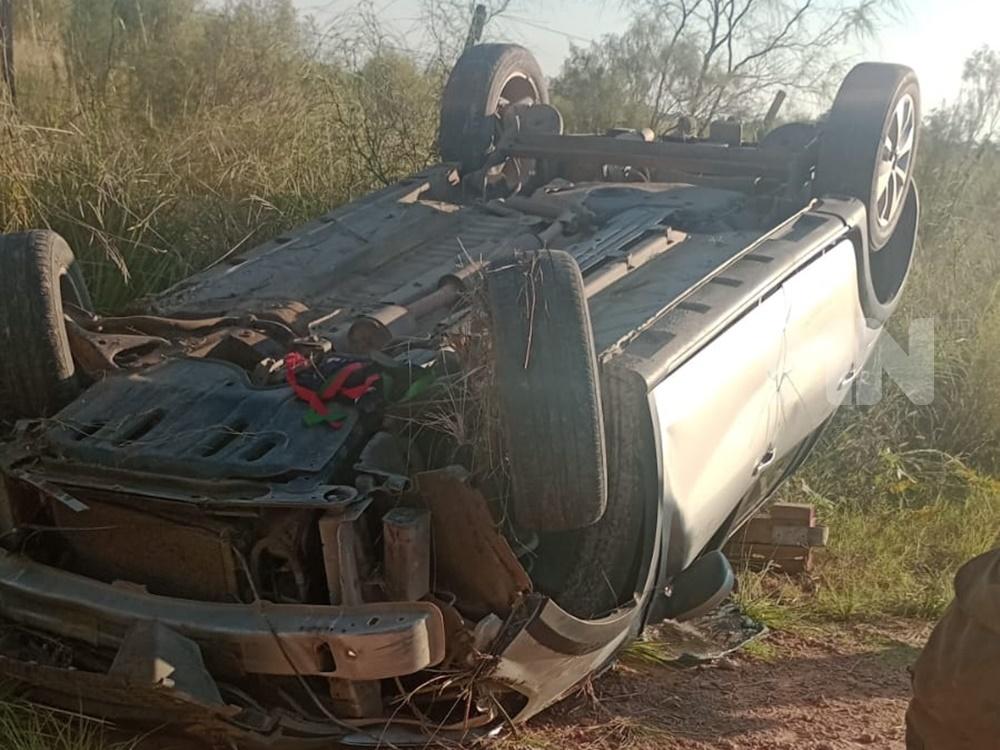 Un conductor resultó herido tras un vuelco en un camino vecinal