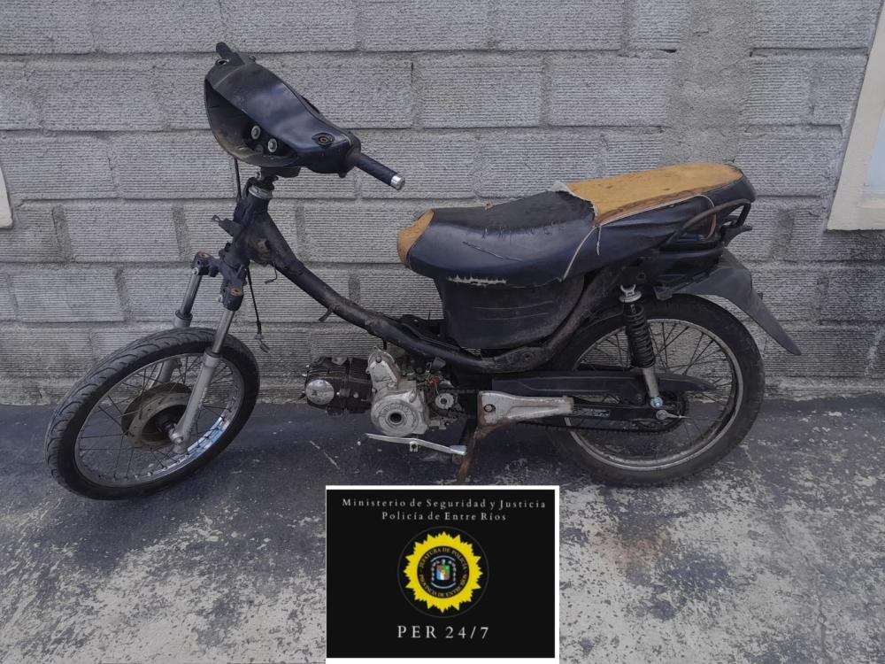 Secuestran una moto sin documentación que era llevada en el baúl de un auto