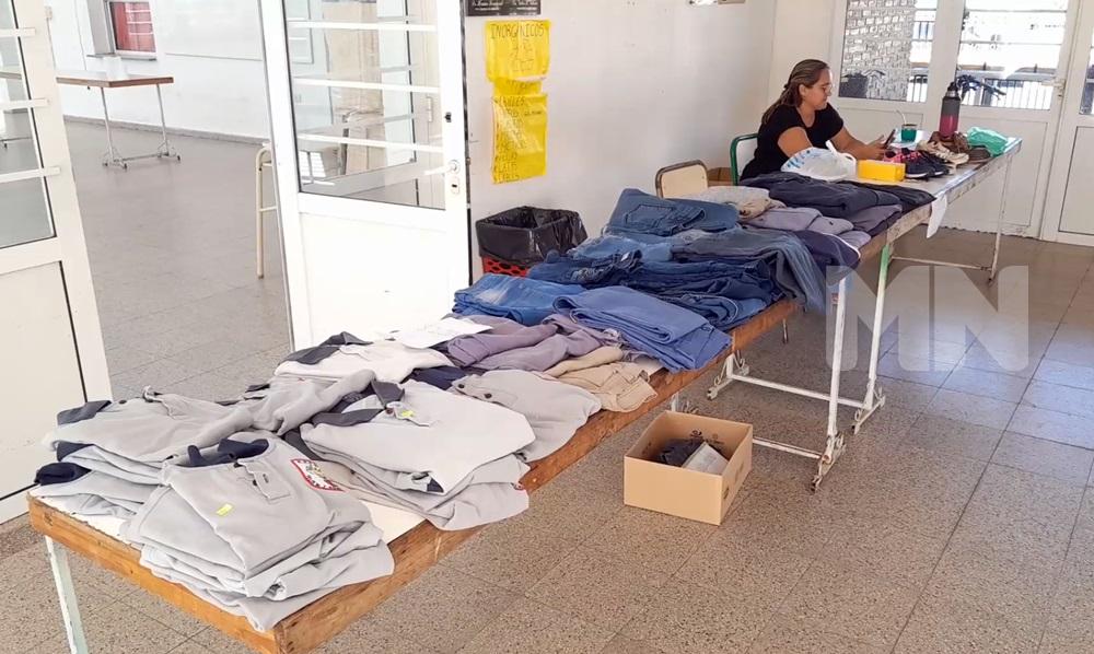Cooperadora de la Escuela Técnica vende ropa usada colegial para juntar fondos