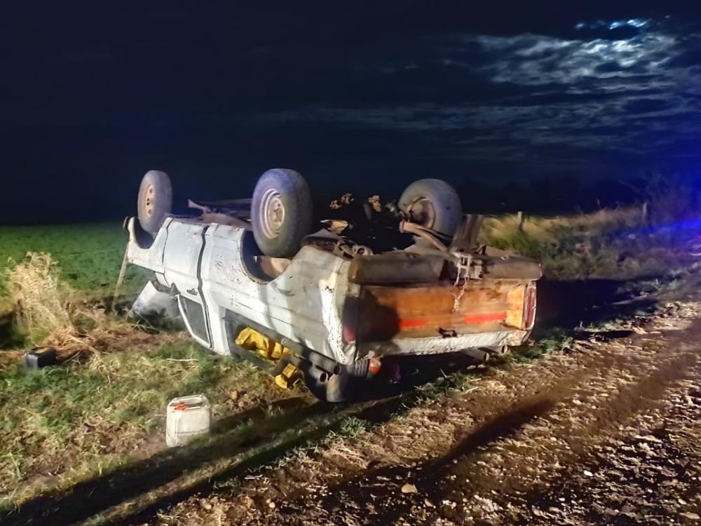 Varias personas fueron hospitalizadas en un vuelco en un camino vecinal