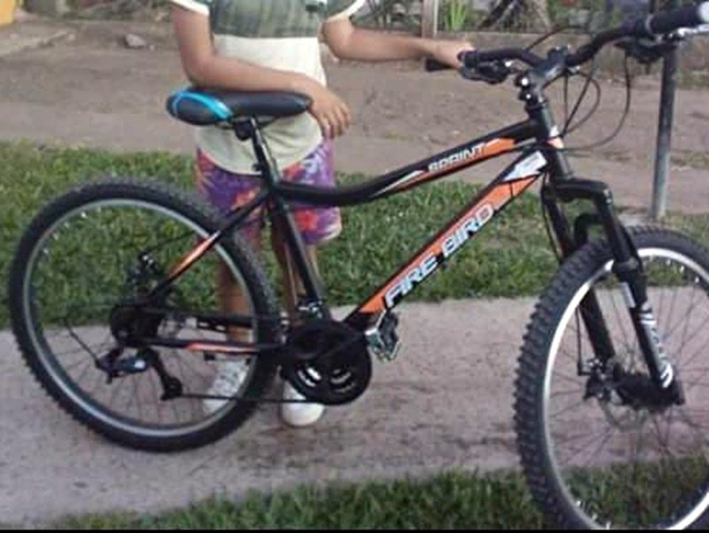 Le robaron la bicicleta a su nene hace 20 días y "ni siquiera revisaron las cámaras a la vuelta de la Comisaría"
