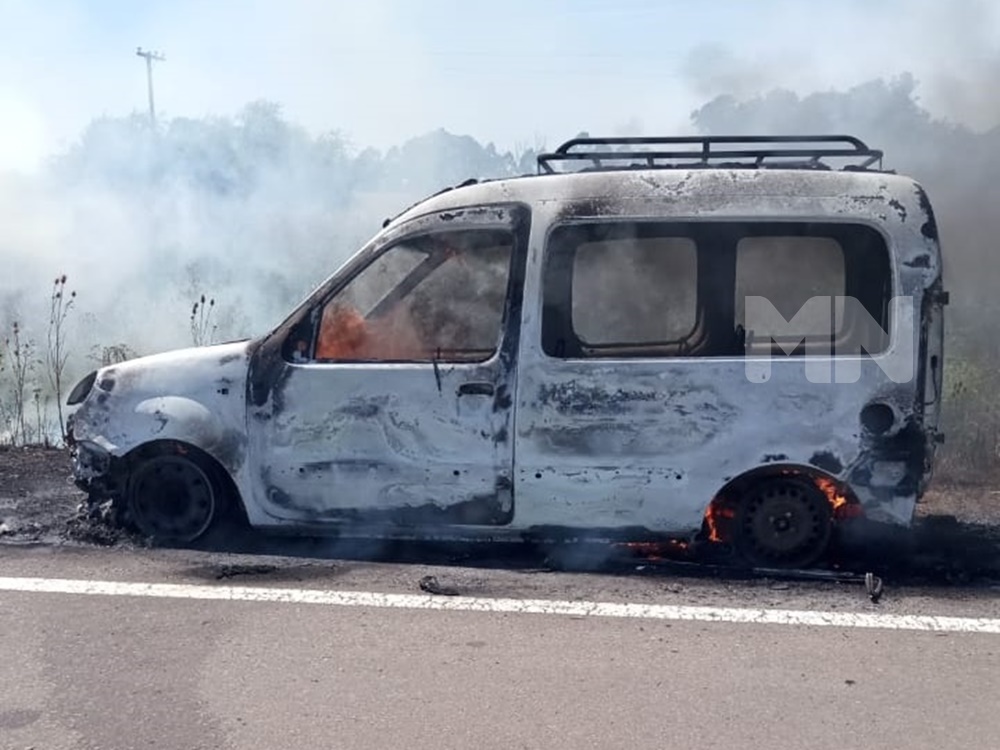 Así ardía el utilitario.