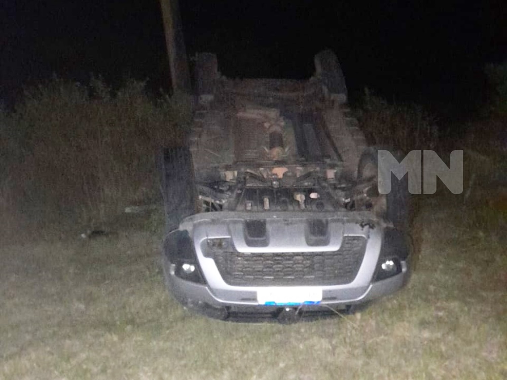 Una Duster volcó en Lucas Norte.