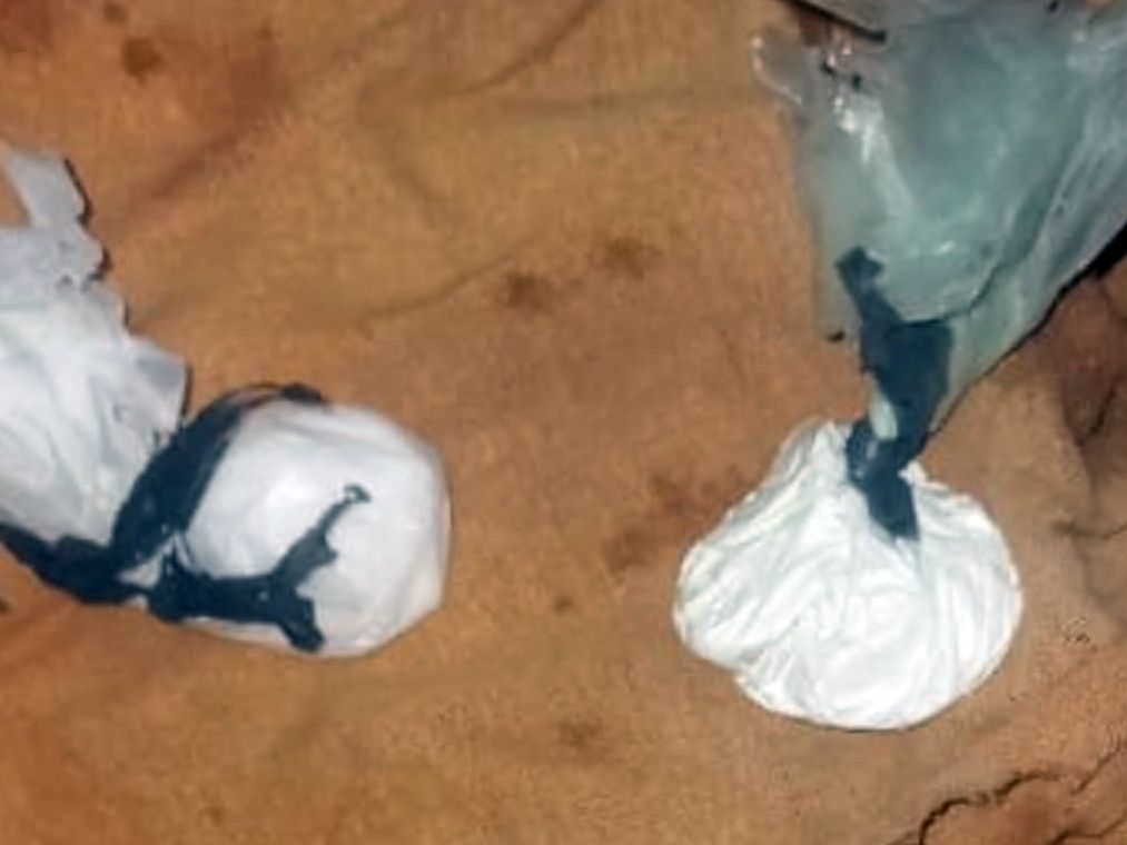 Recortes y envoltorios de cocaína.