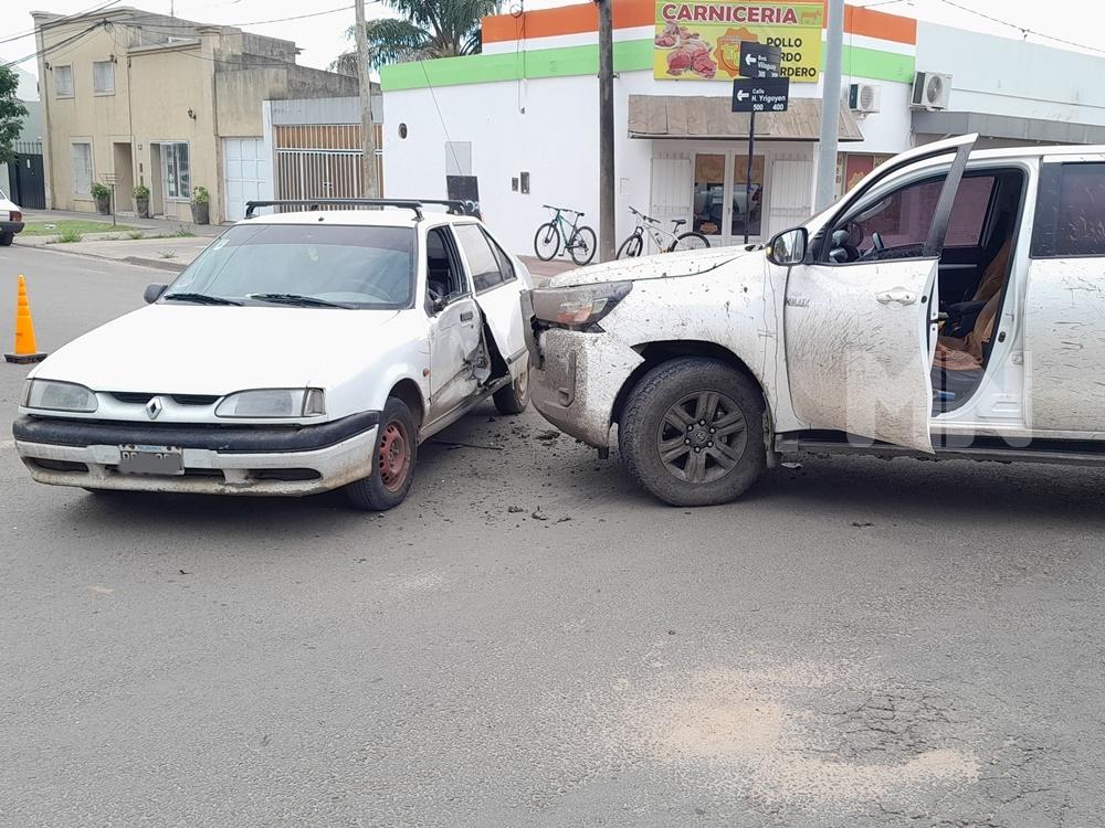 Auto fue embestido por una camioneta que bajaba de la travesía