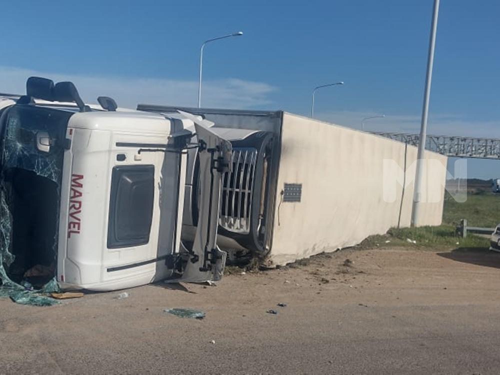 Un camión volcó en la ruta 14 cerca del acceso a Federación