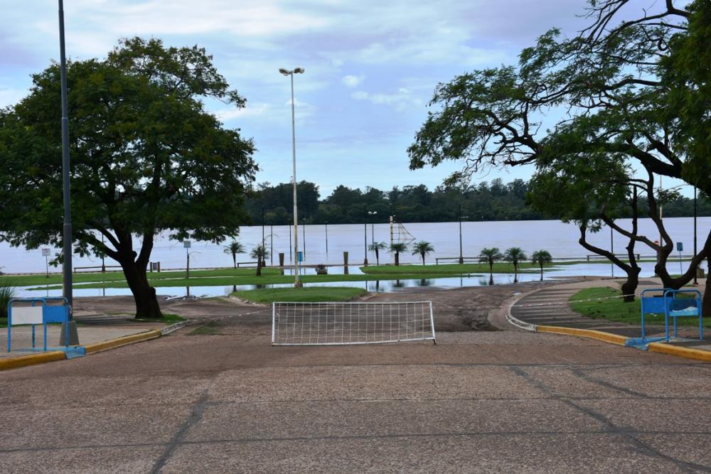 Vuelve a crecer el río en Concordia y se restringe la circulación por la Costanera