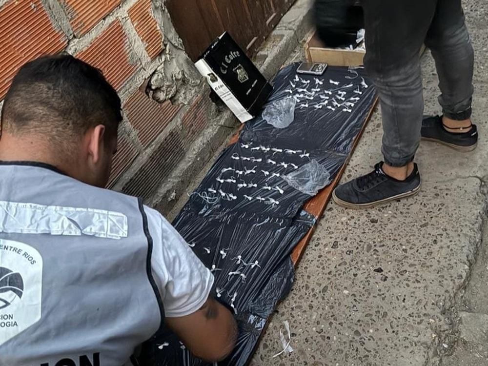 Policía secuestró 750 dosis de cocaína y detuvo a dos personas en un operativo antidrogas