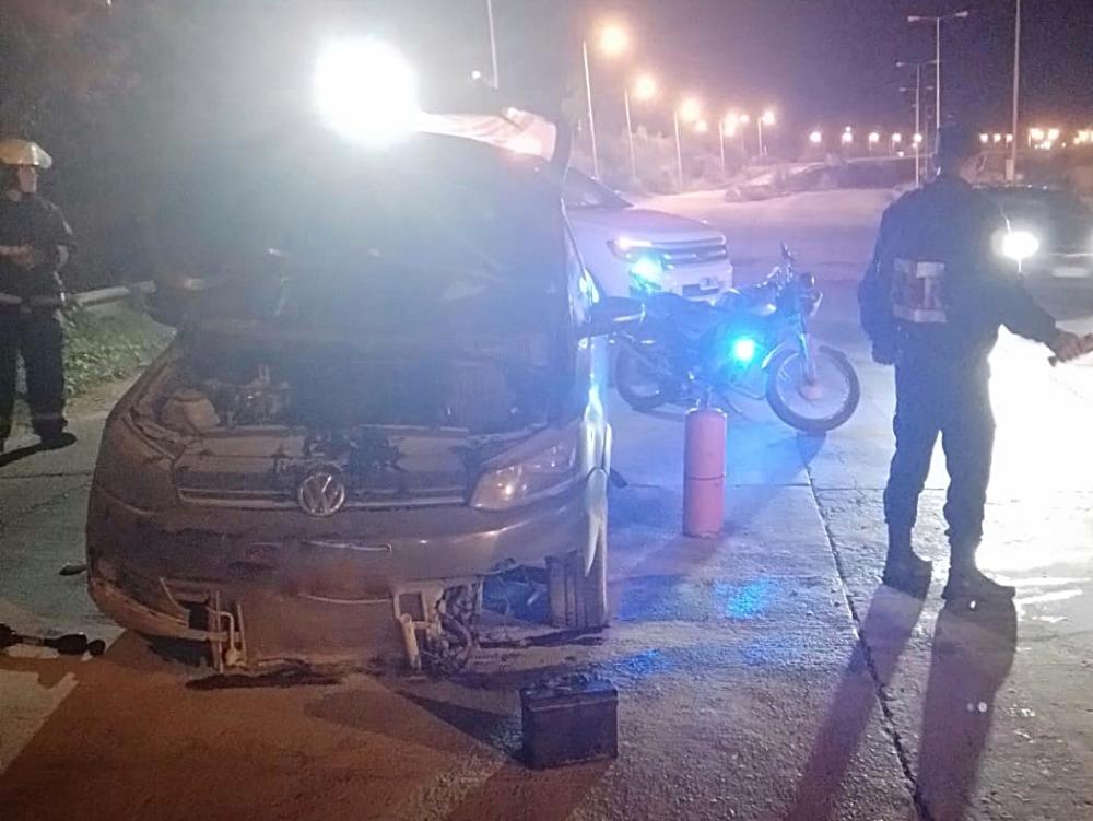 Un automóvil tomó fuego en la ruta 14
