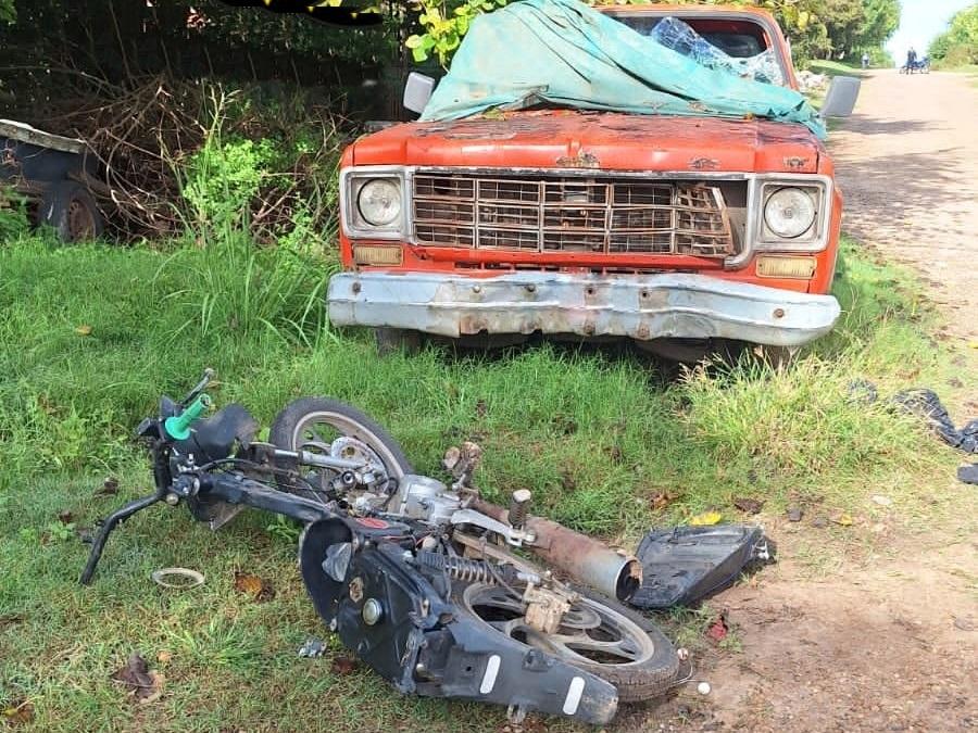 Colón: iba tomado en moto y chocó con camioneta abandonada