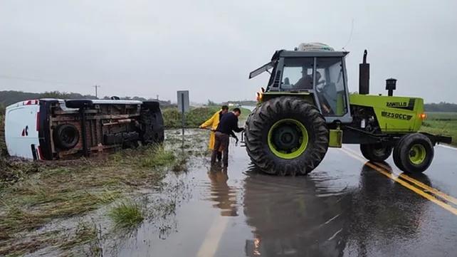 La ruta 18 fue afectada por las lluvias y volcó una camioneta