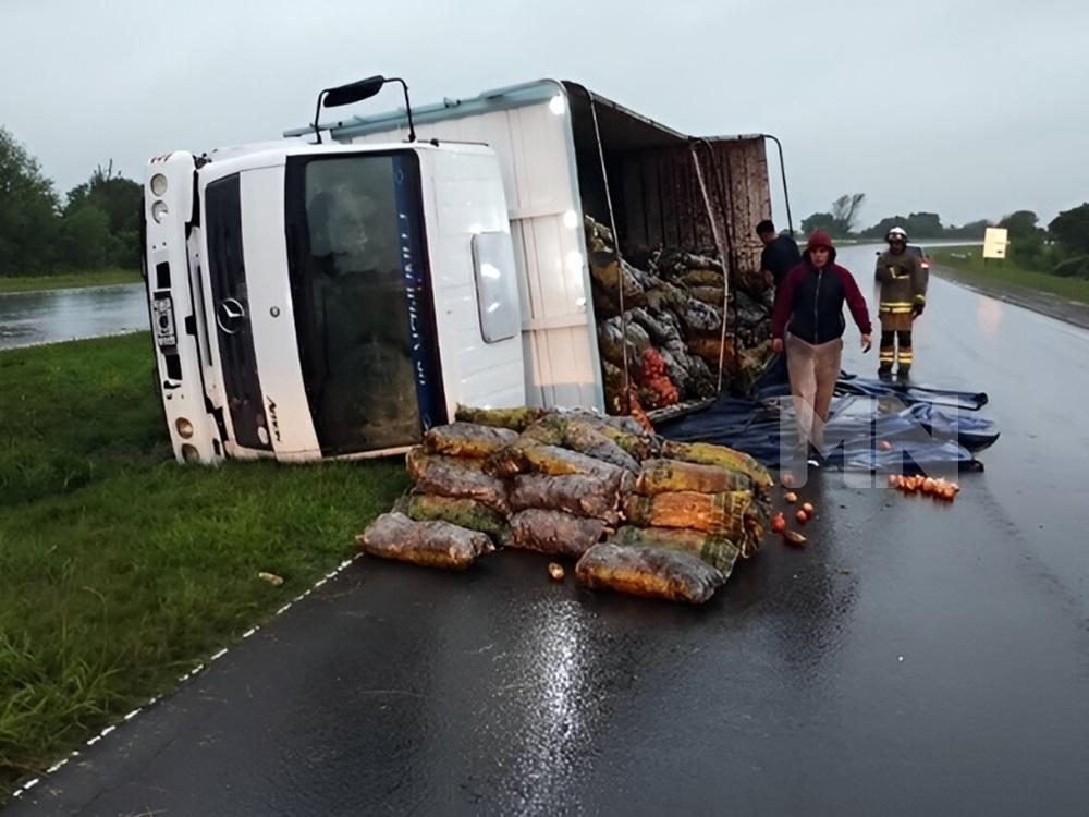 Camión volcó en la ruta 12