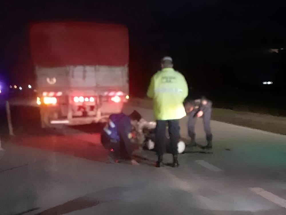 Un motociclista murió al impactar contra un camión cargado en las afueras de Crespo