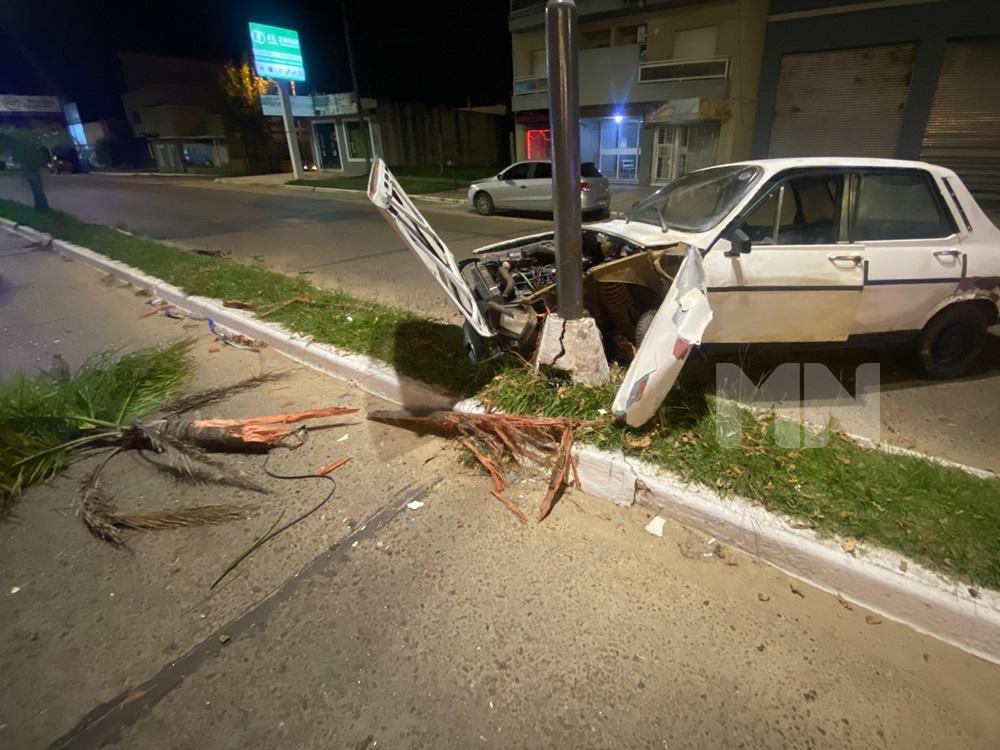 Chocó una palmera y destrozó el auto contra una columna de luz: ¿ebrio?