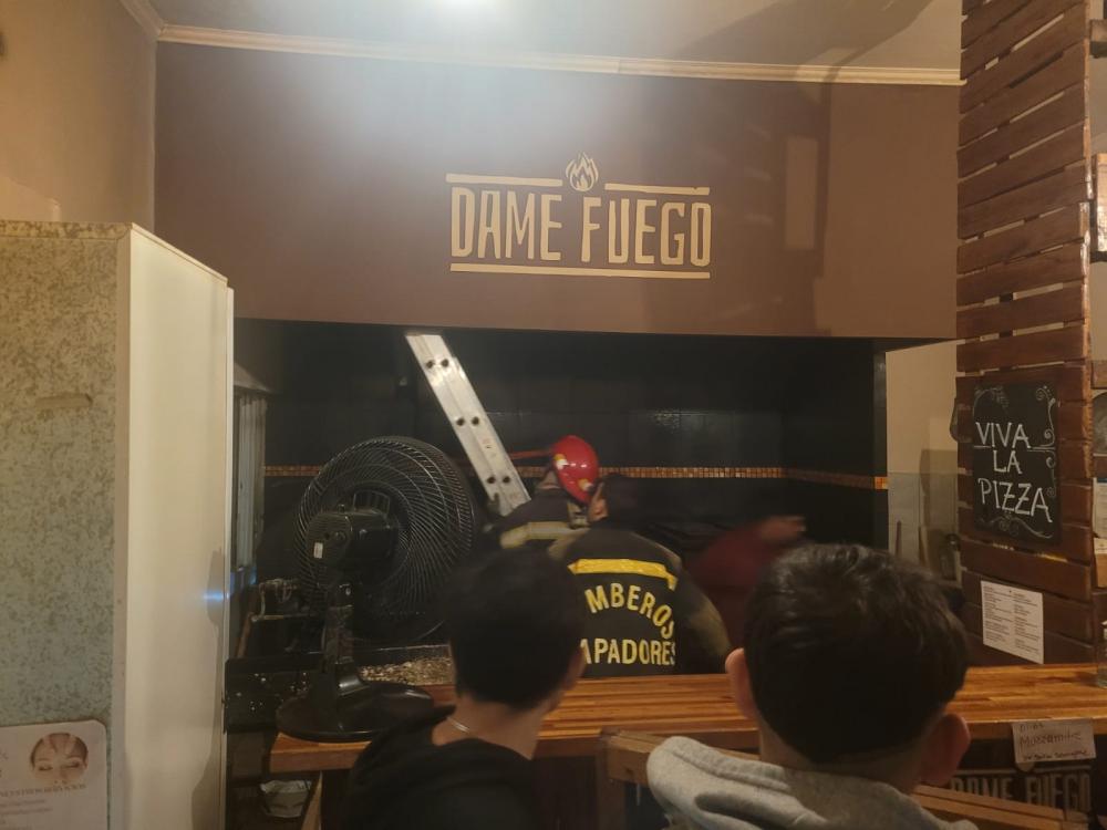 "Dame fuego" casi se incendia: Bomberos sofocaron un principio de incendio en rotisería