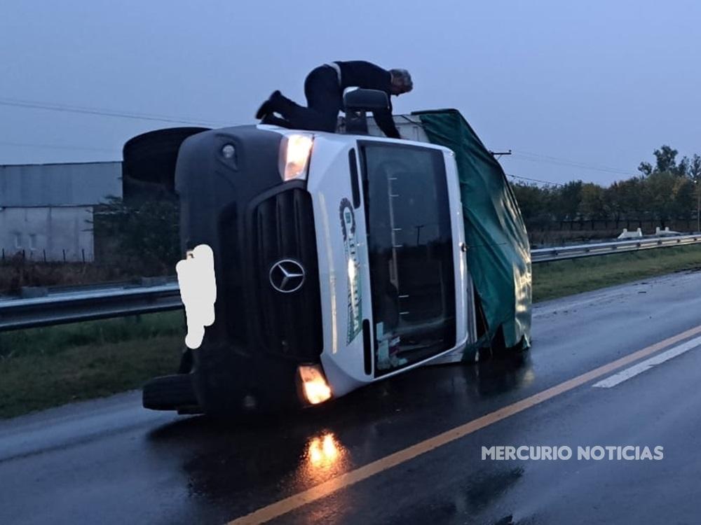 Camión volcó luego de chocar con un auto en la ruta 18