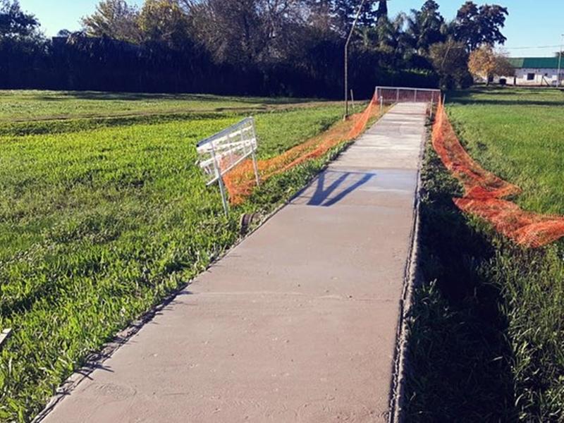 Reparan vereda para peatones y ciclistas en General Campos