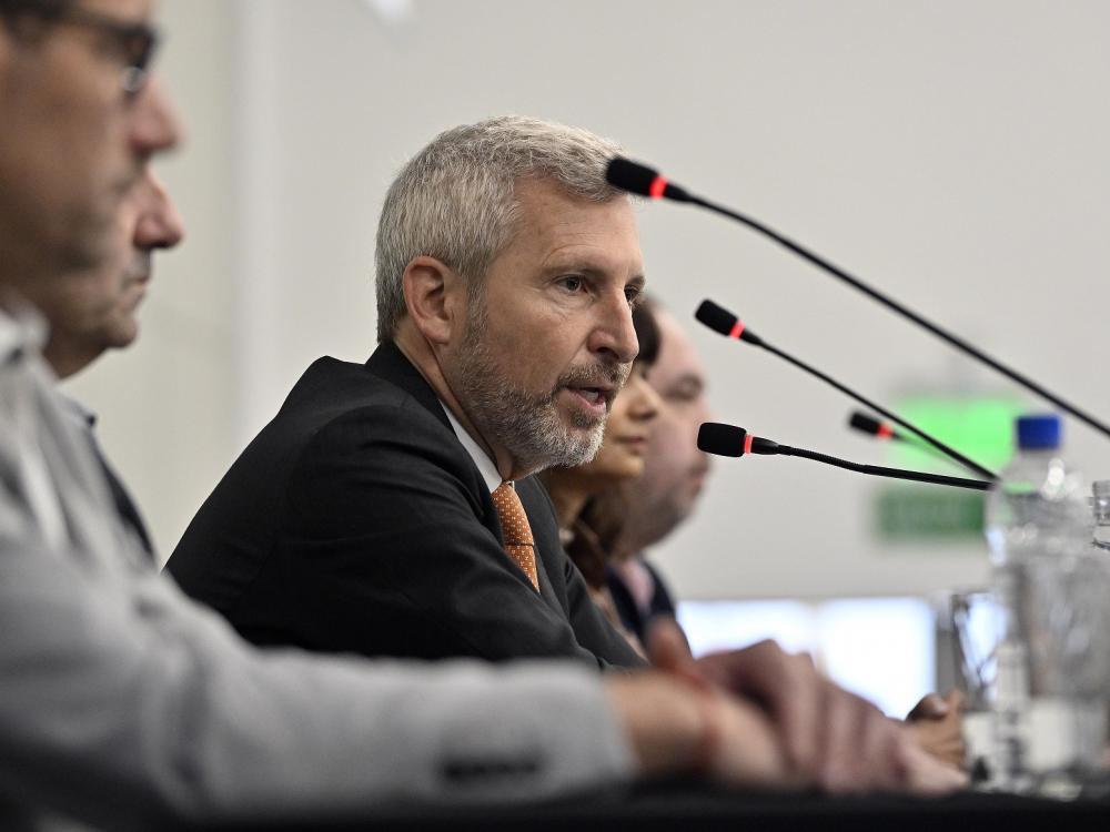 Frigerio viaja a España para obtener financiamiento del BID y atraer inversiones