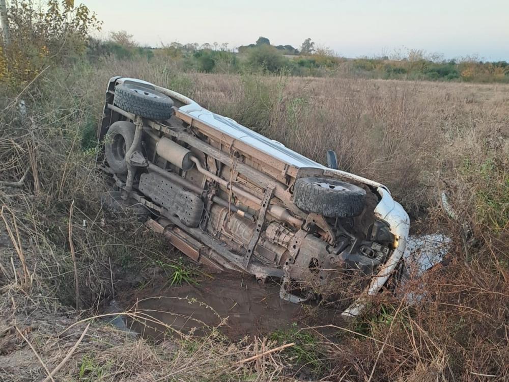 Joven resultó herida al volcar su camioneta en Villa Elisa