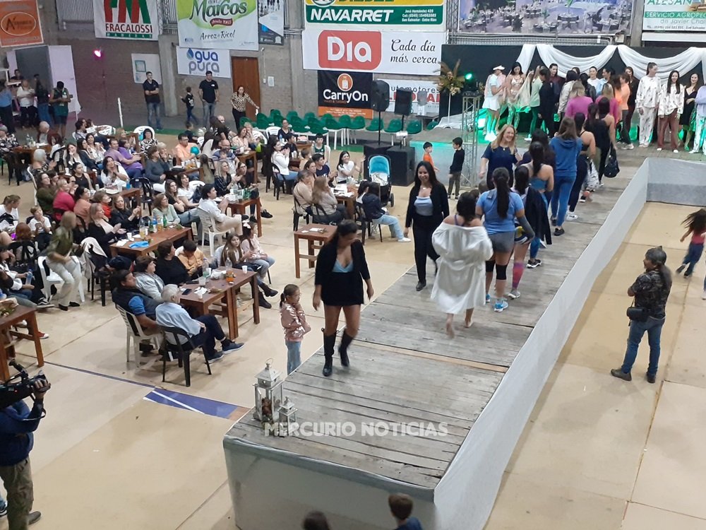 Exitoso desfile de modas en Ferro