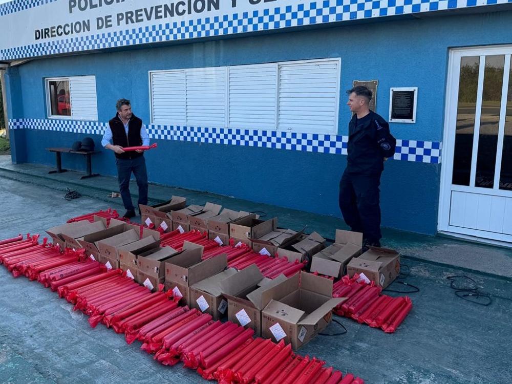 Hallan 300 panes de explosivos en camioneta que circulaba por ruta 12
