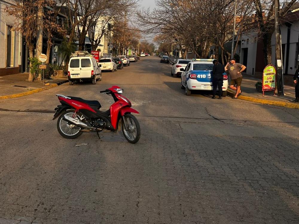 Joven motociclista sufrió lesiones graves en accidente de tránsito en Colón