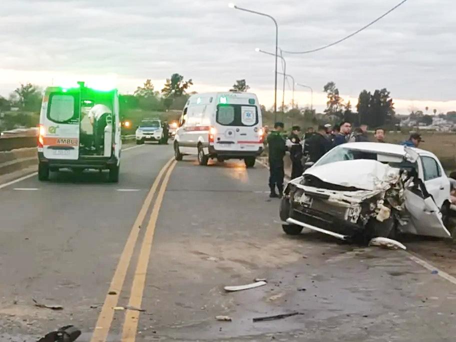Impresionante choque múltiple en avenida de Concordia: motociclista cayó al vacío