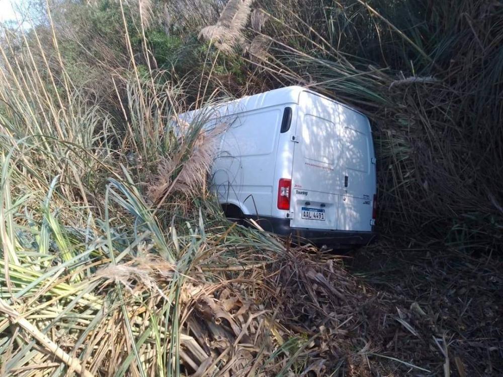 Un furgón despistó y terminó contra el alambrado en la ruta 12
