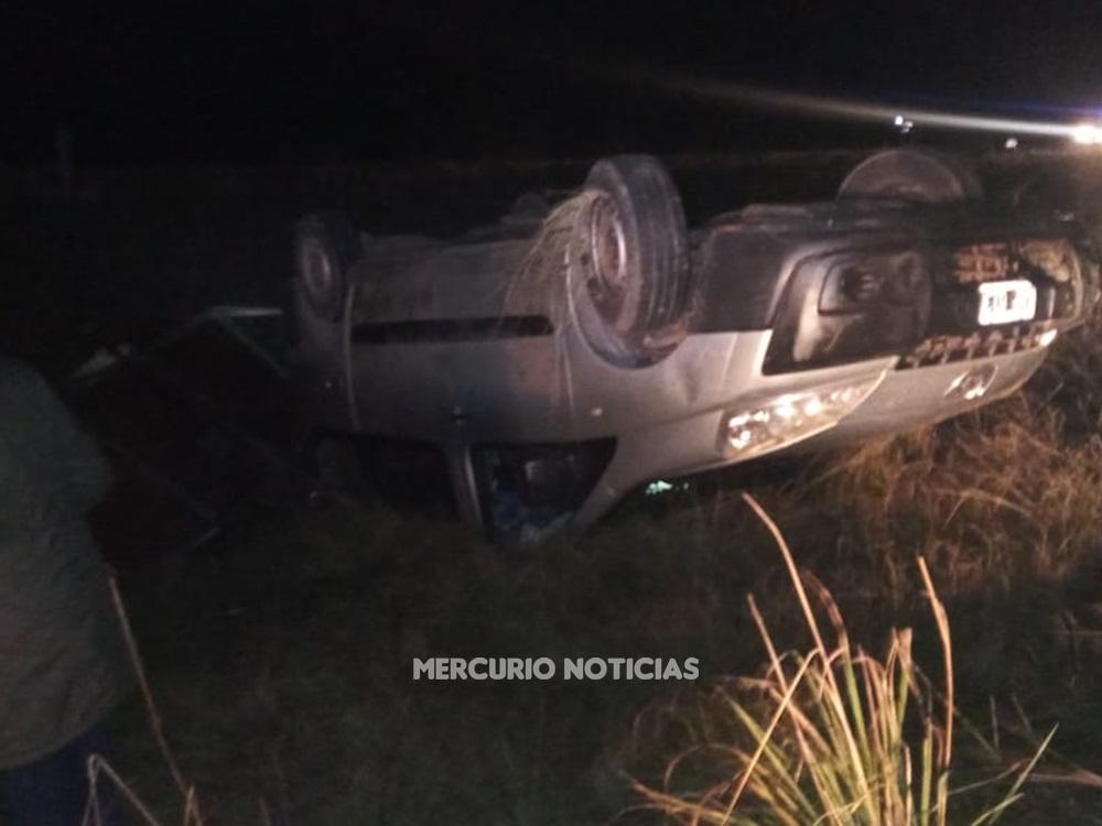 Un automóvil con acoplado despistó y volcó en la autovía 14