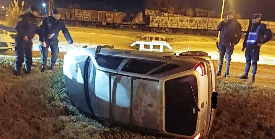 Un automóvil terminó volcado en una alcantarilla