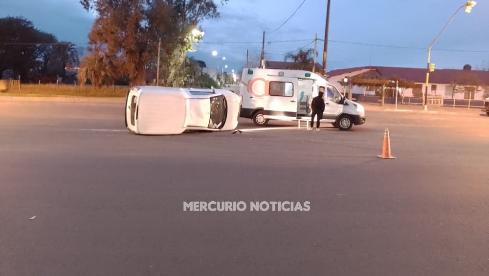 Conductora perdió el control y volcó utilitario en Villa Adela