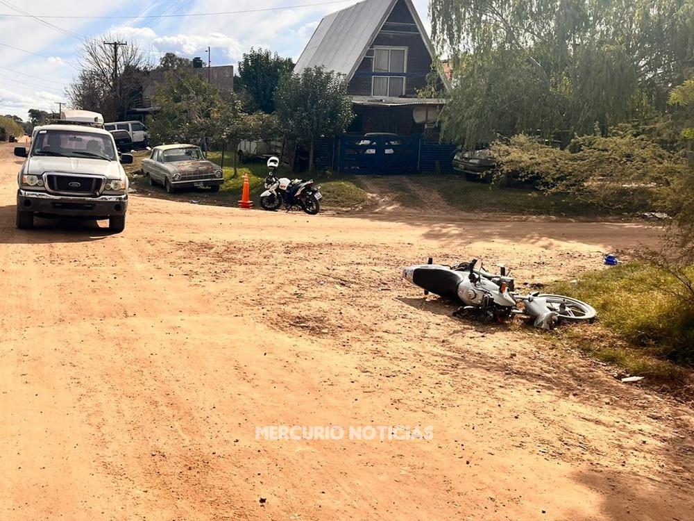 Una joven resultó con heridas graves al chocar camioneta y moto en Colón
