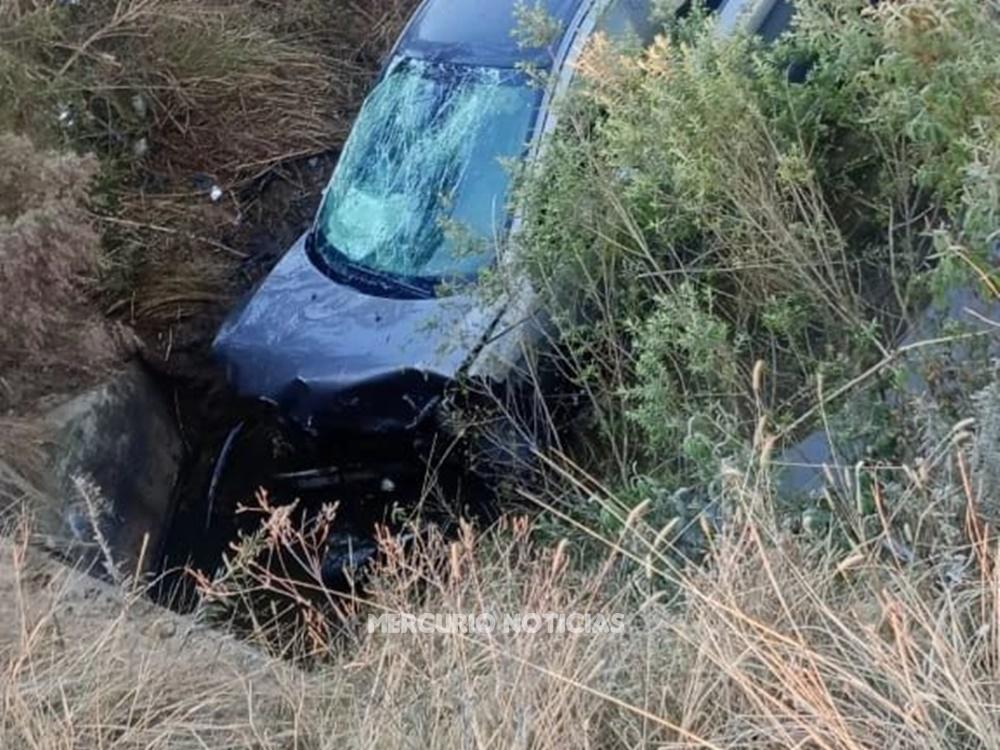 Tres jóvenes resultaron heridos al volcar su auto en la autovía 14