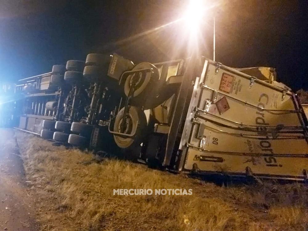 Un camión volcó en la autovía 14: conductor ileso