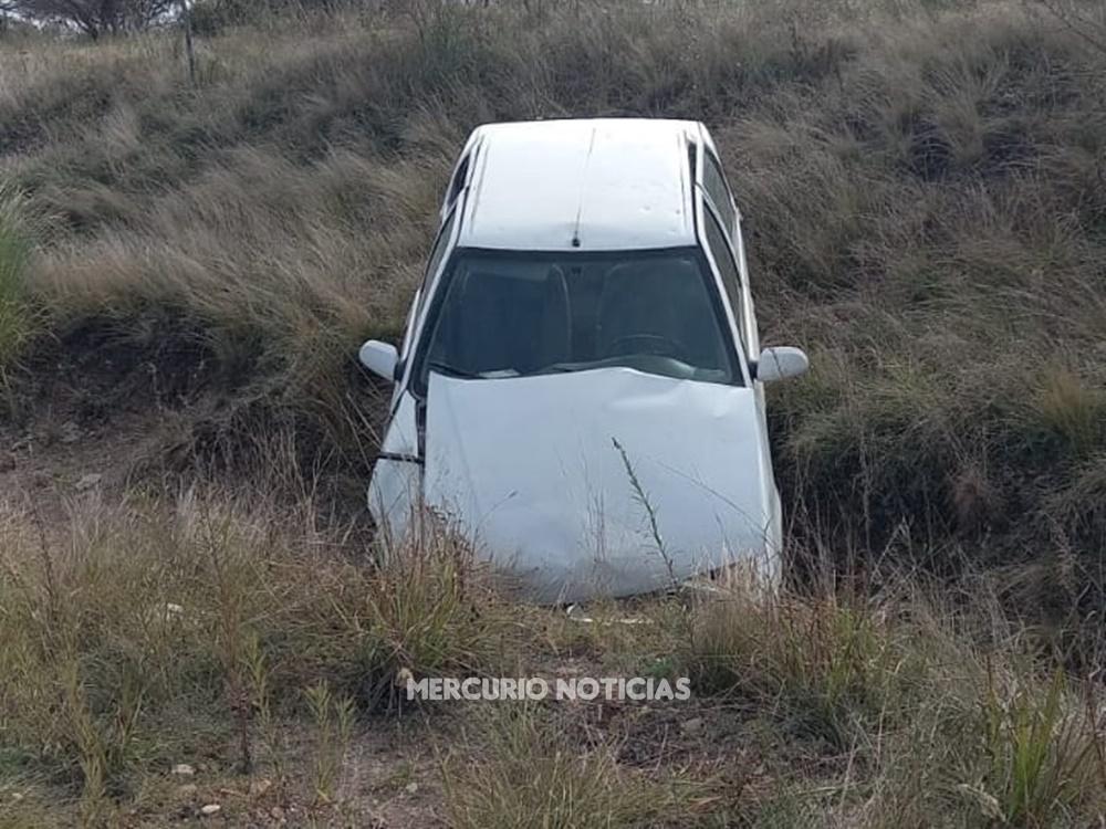 Un automóvil despistó en un camino de ripio