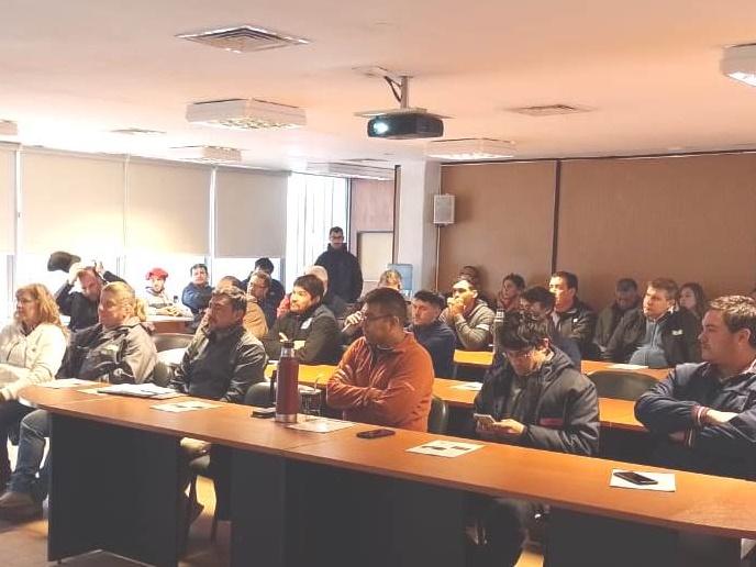 Capacitan sobre bioseguridad y manejo de cama en granjas avícolas entrerrianas