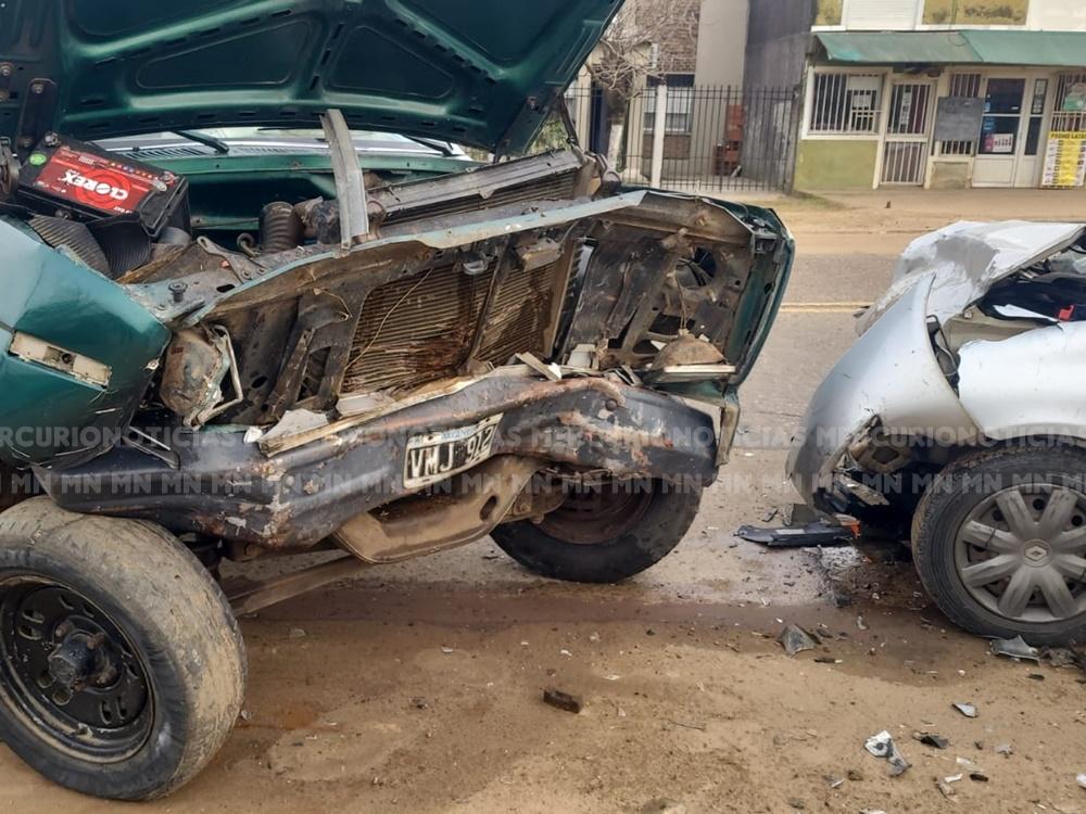 Chocó una camioneta estacionada y terminó gravemente herida
