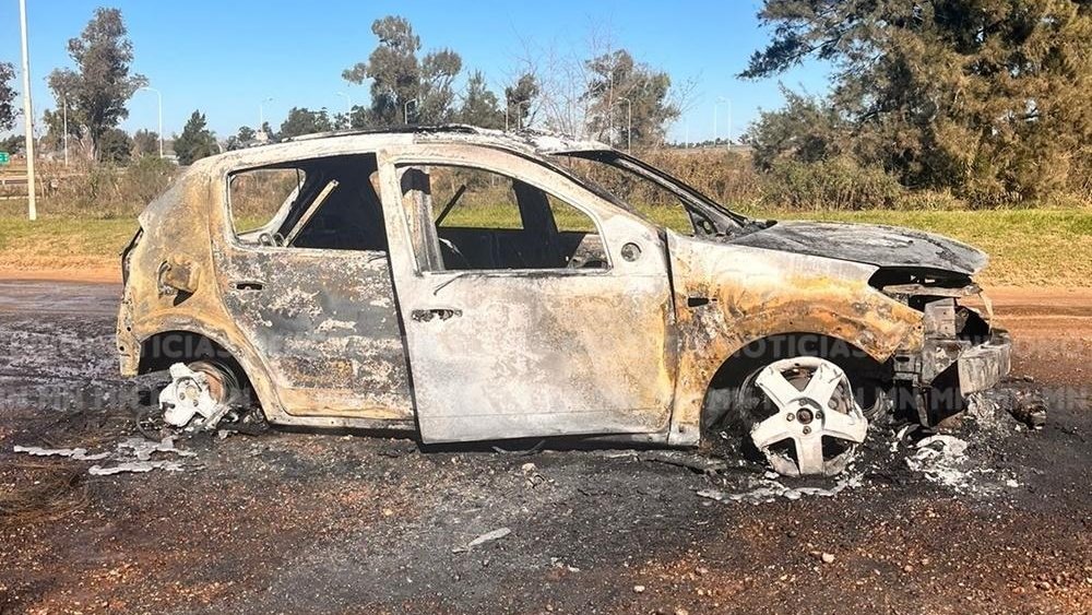 Un auto se incendió en ruta 135