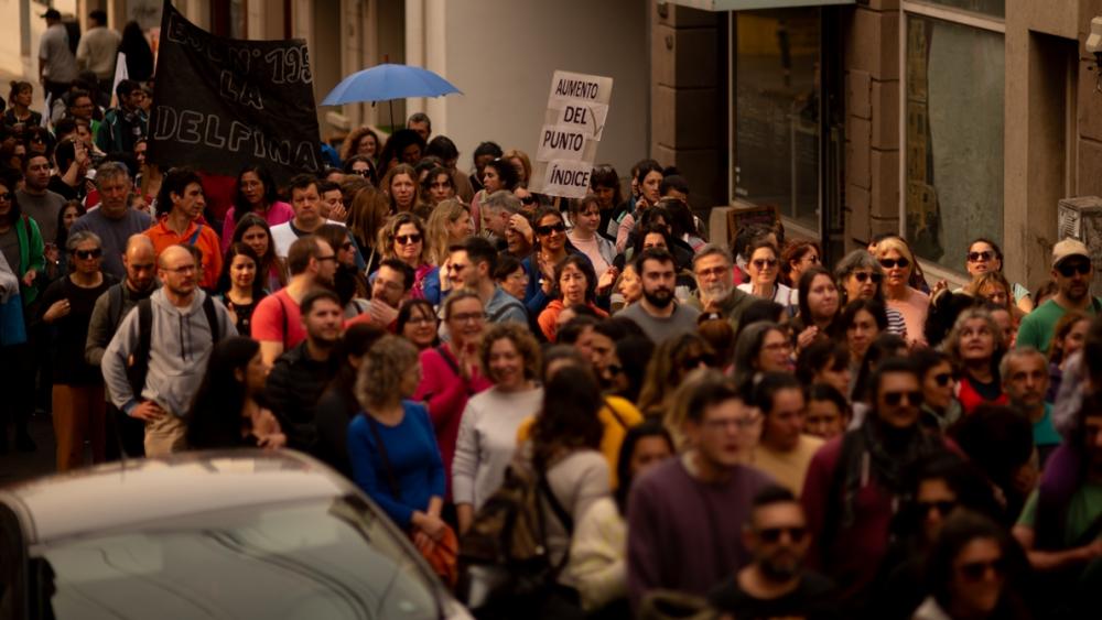 Contundente movilización docente por reclamos salariales